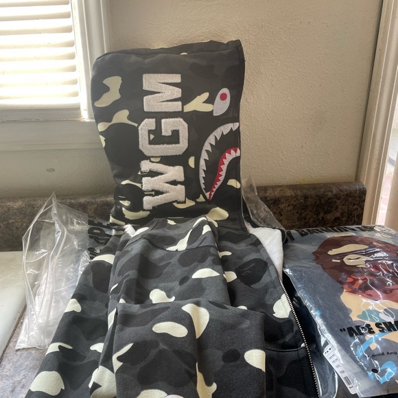 Selling authentic Bathing Ape Black & Grey camo zipper sweater (XL) - Picture 5 of 6